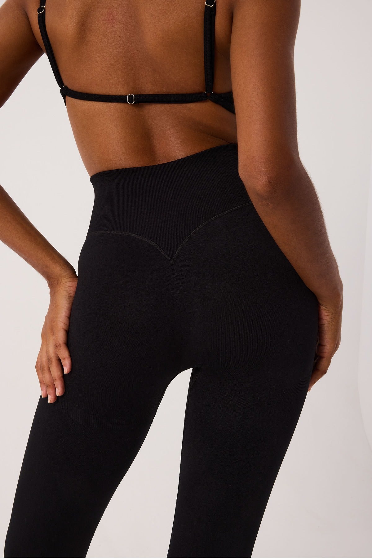 Siyah bir tayt giyen kadın.