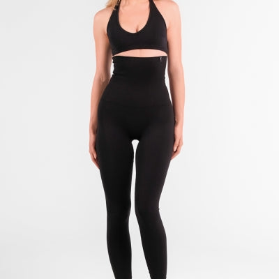 Cervus marka siyah tayt giyen bir kadın