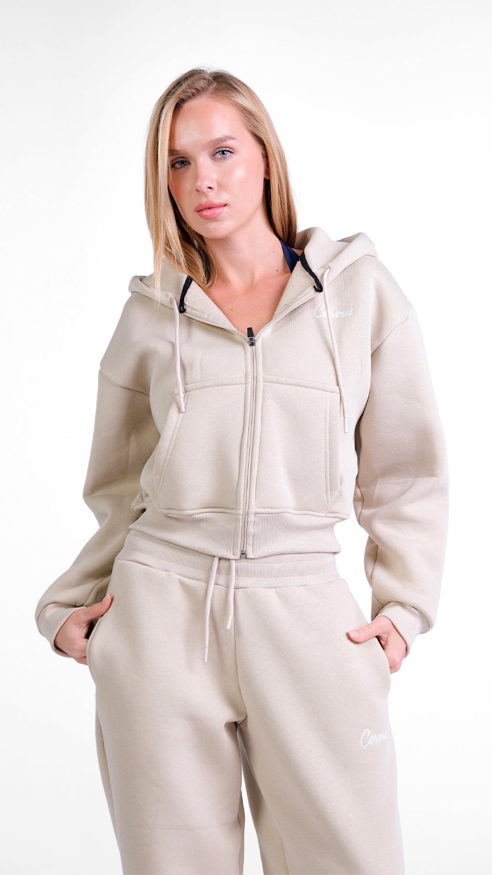 Cervus marka bir eşofman takımı giyen kadın.