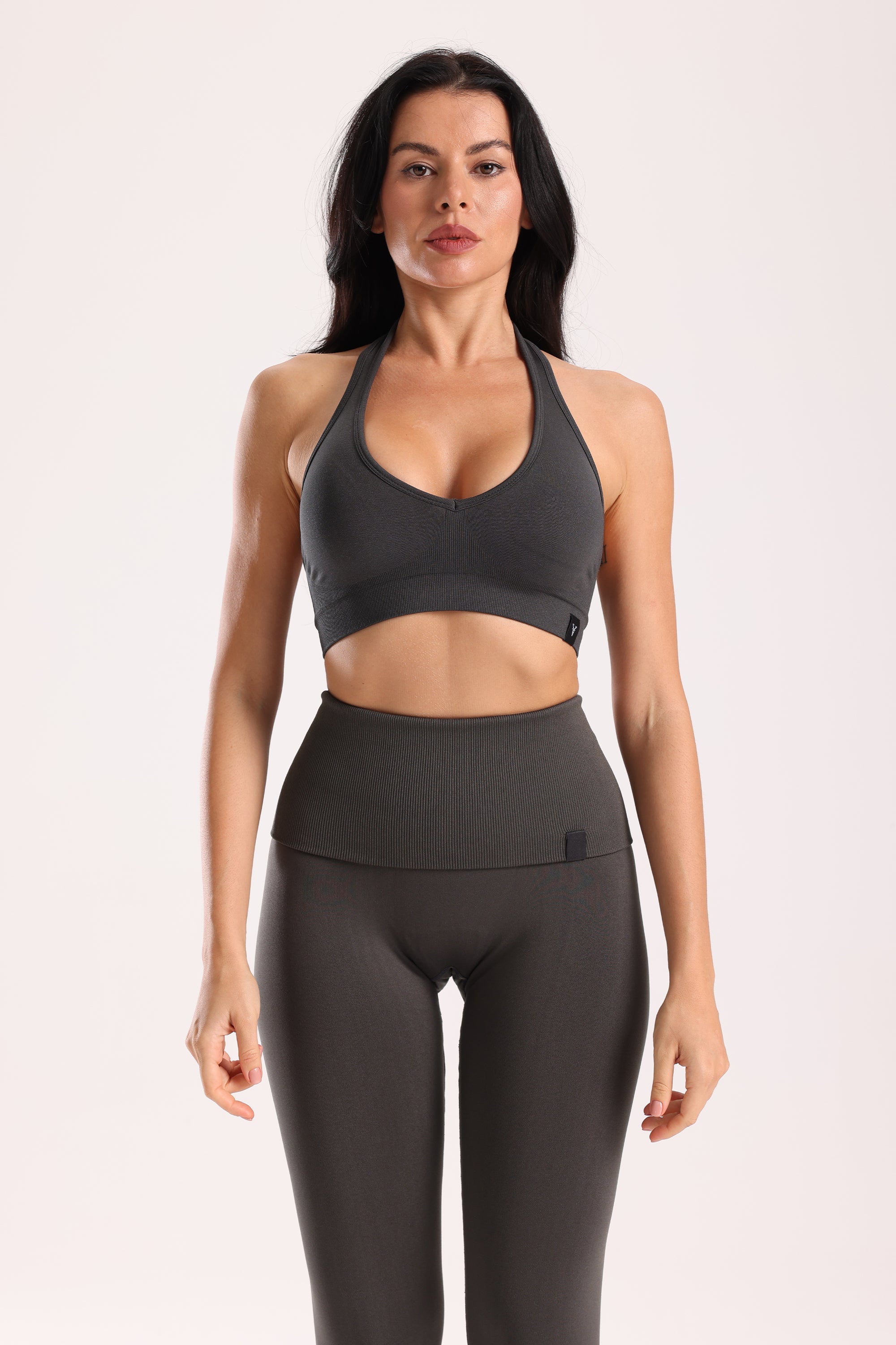 Cervus marka bra tayt takım giyen bir kadın.